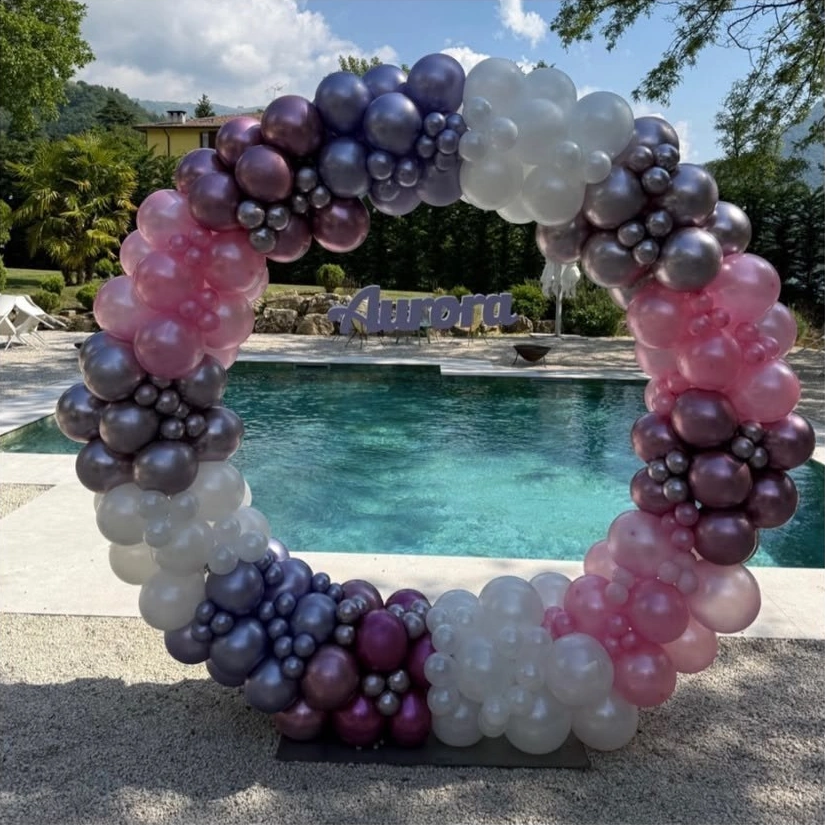 Cerchio completo rosa, lilla e bianco vicino alla piscina